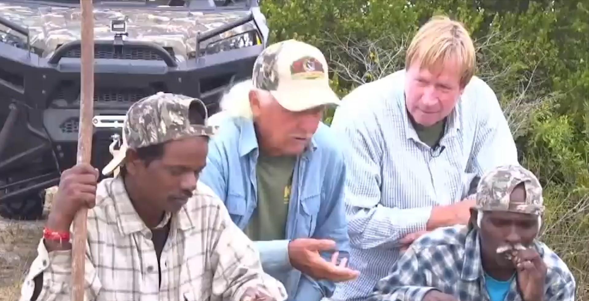 美洲豹捕杀鳄鱼为什么咬背部脖子,美洲豹捕杀鳄鱼压住鳄鱼