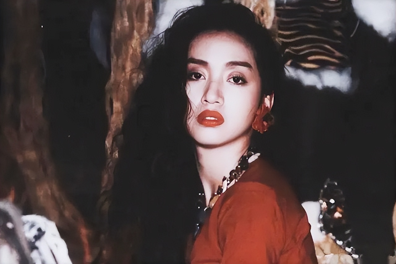 21年“港独”何韵诗被捕：大发“乱港财”，出书定价110元港币