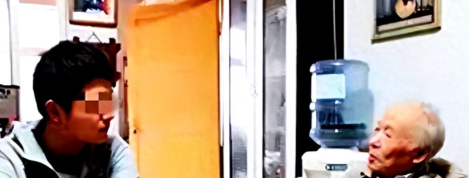 老教授被养老院虐待,89岁老人被护工脱裤殴打