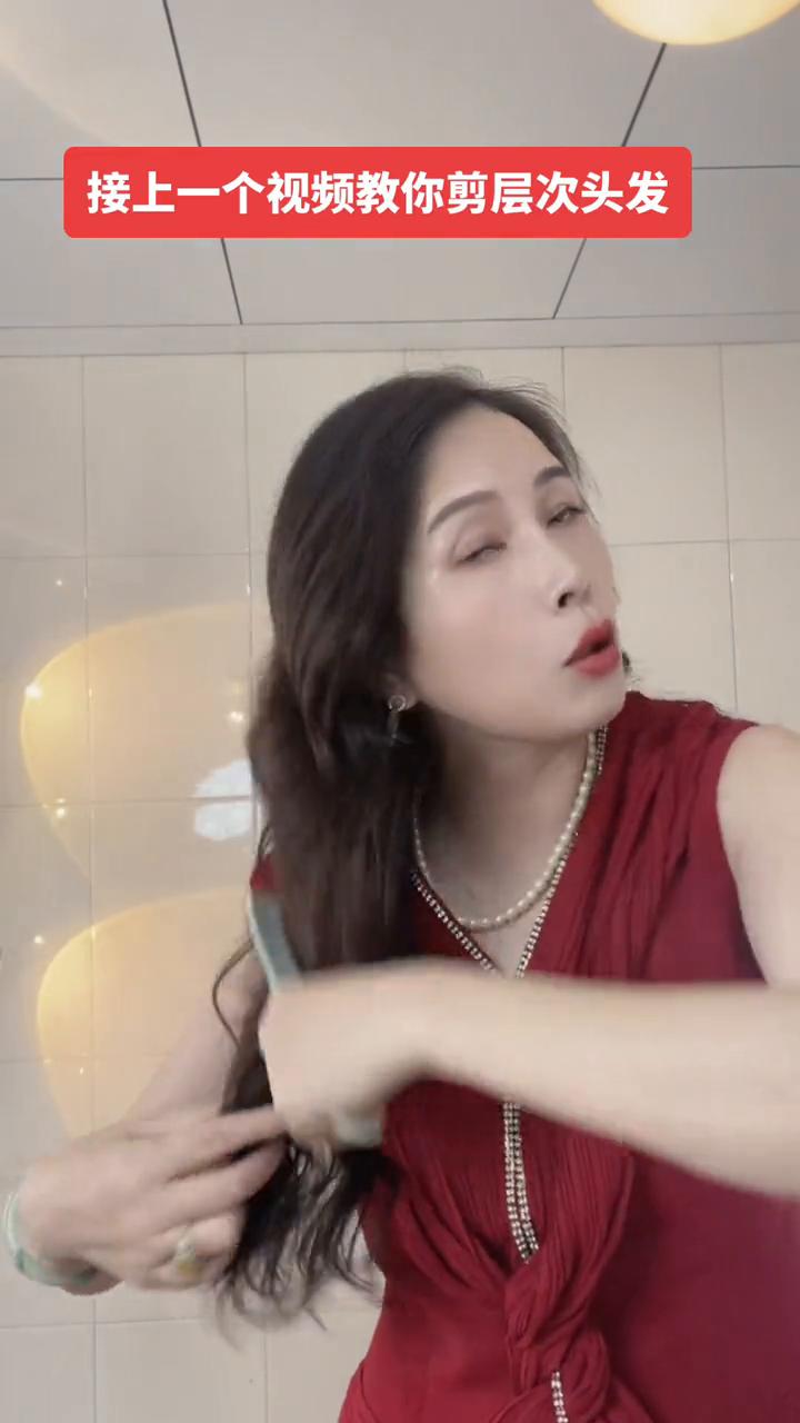 我是美发师助教图片,专业理发师教你在家剪头发