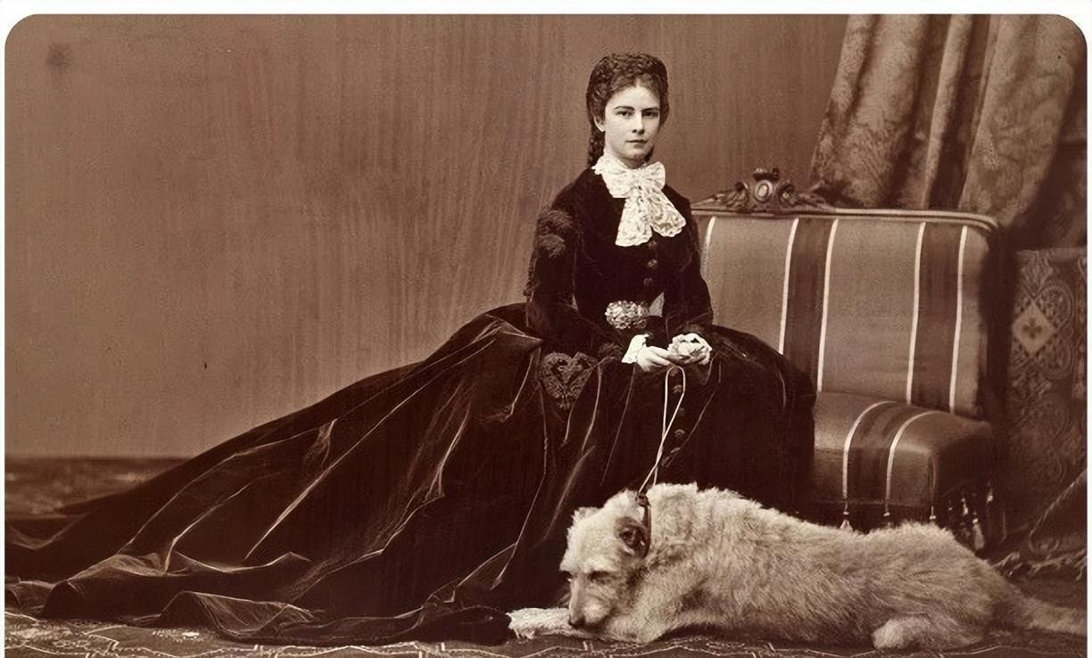 茜茜公主的美容秘诀曝光:血牛肉面膜+45公分腰围减肥法