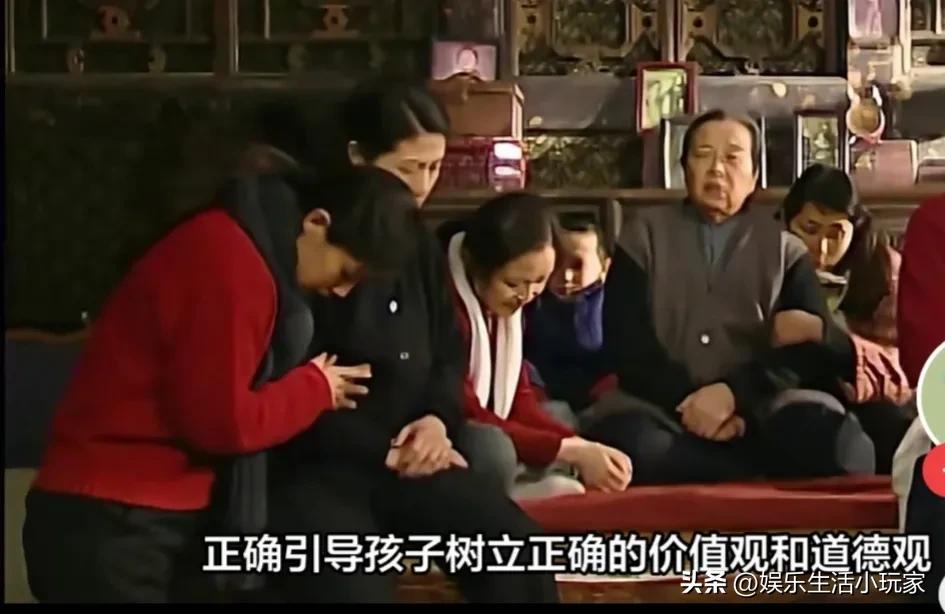 毁三观！女子地铁上被男孩偷看裙底，又被男孩妈妈当众掀裙子！