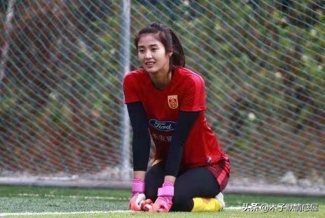 十年前，女足姑娘中有人经济窘迫得捡矿泉水瓶卖钱