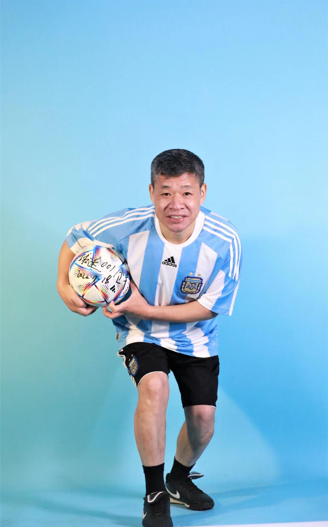 球迷24年收藏各种球衣200件,历届世界杯藏品