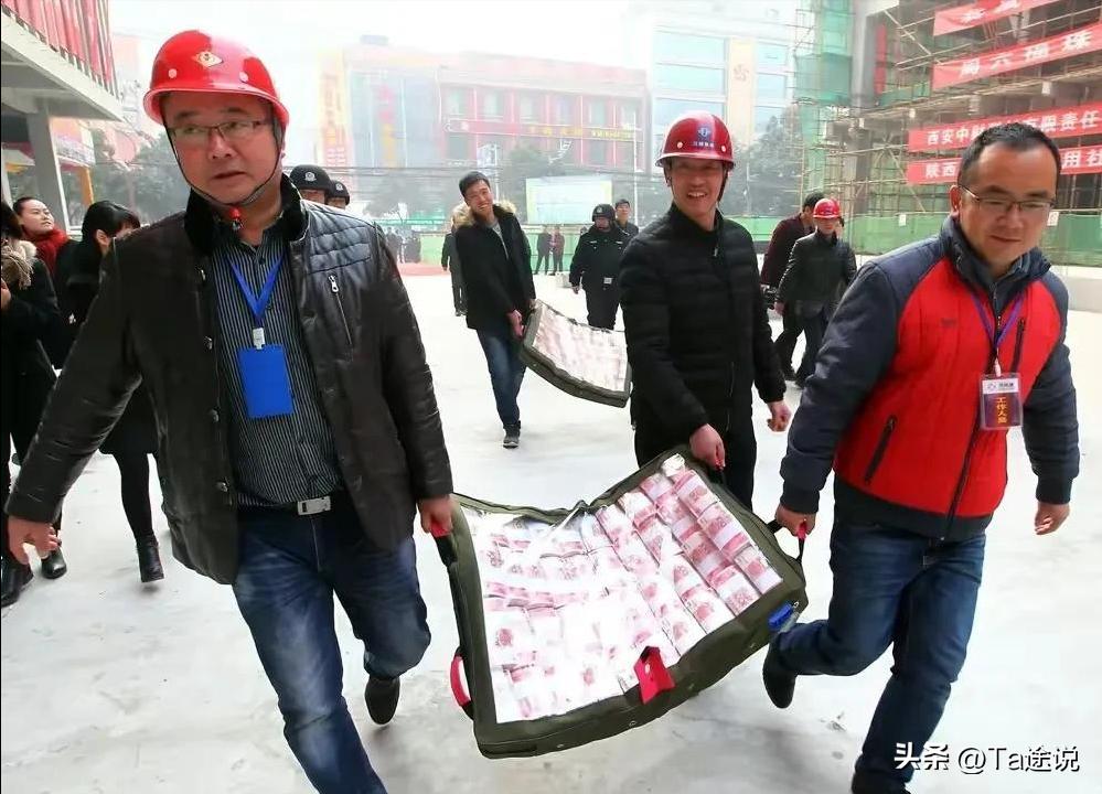 江苏小伙3年帮亡父还清739万债务，跪在墓前痛哭：您可以安心去了