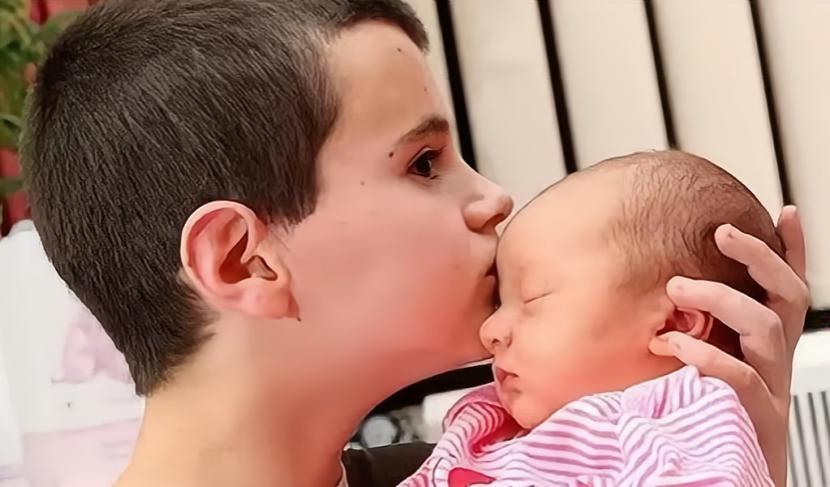 13岁英国男孩喜当父亲事件,13岁英国少年喜当爹多年后结局