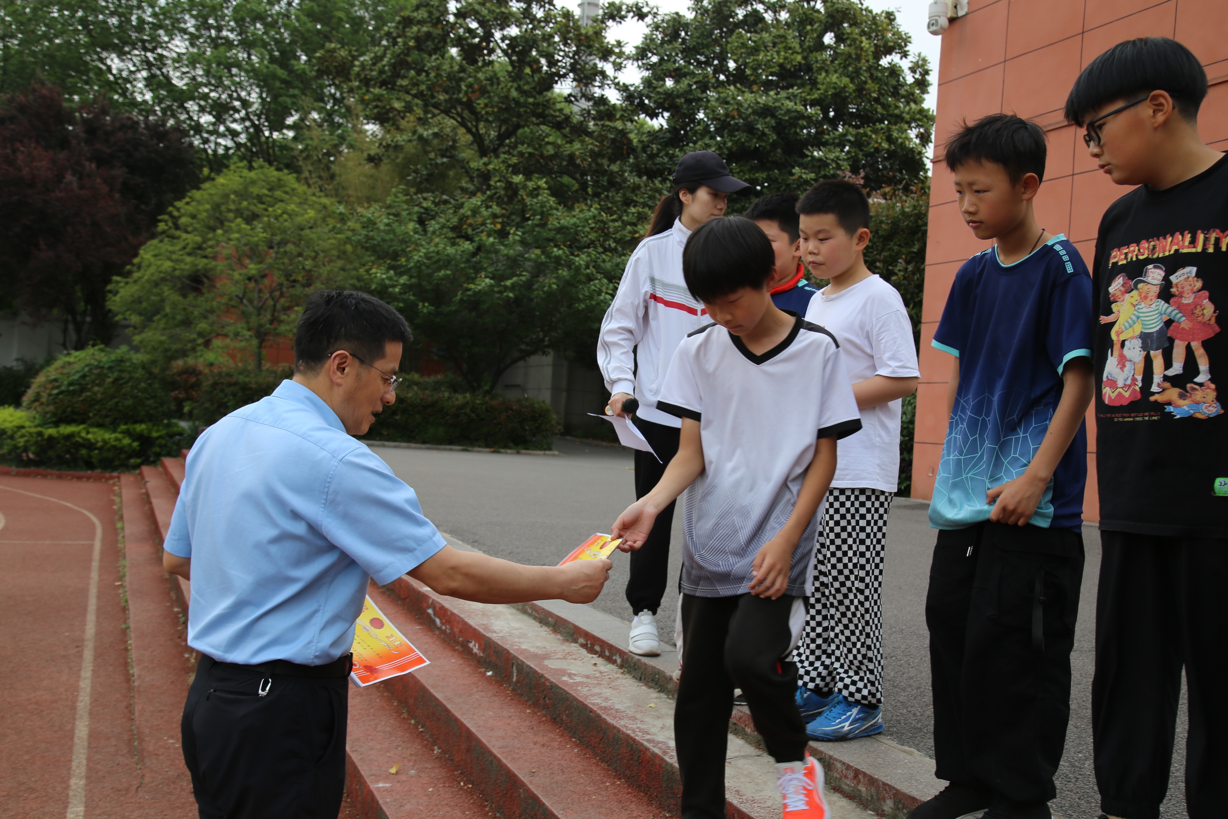 庆阳市东方红小学足球队照片,小学学校校园足球出征仪式