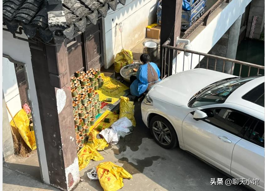 记者暗访奶茶里的真相,曝光竹筒奶茶反复使用