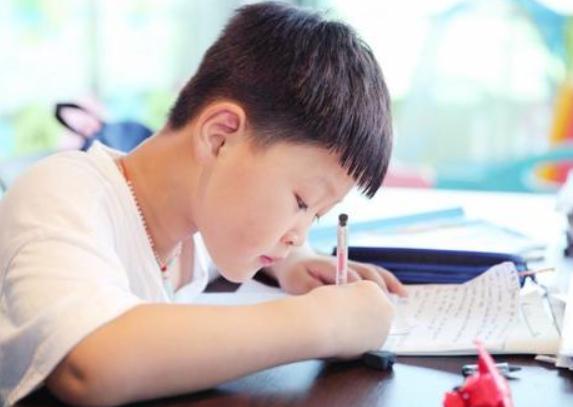 “他被一条龙服务过”，小学生作文惹怒妈妈，爸爸有口难辩