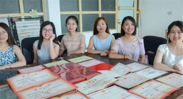 老师医生公务员为什么是铁饭碗,现在的医生和教师行业都多少工资