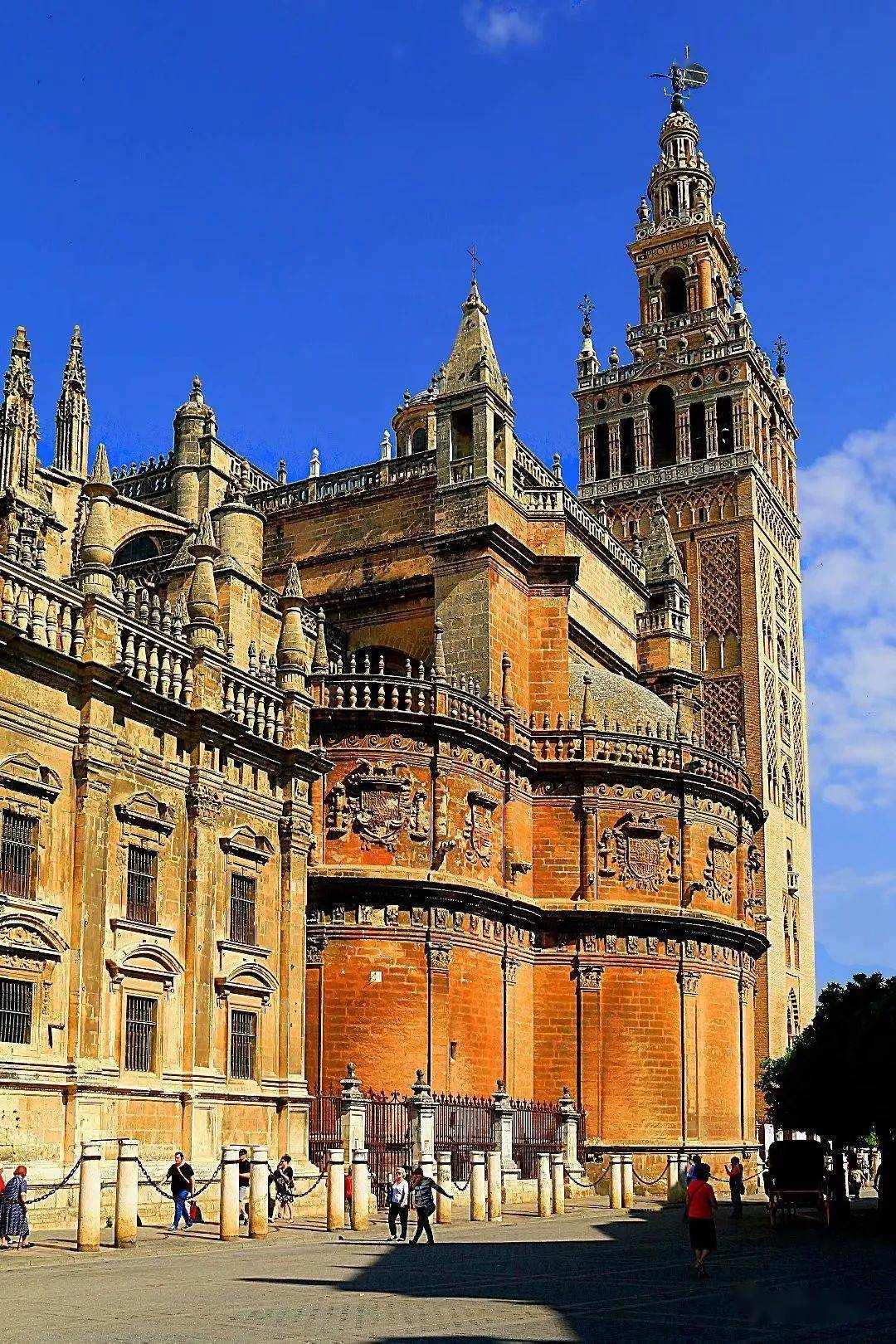 西班牙的建筑风格，反映出西班牙文化怎样的特点？