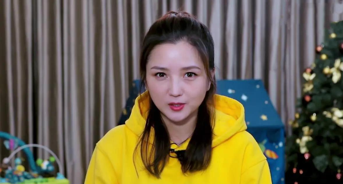 何洁直播卖货螃蟹,何洁在直播中是如何被吐槽的