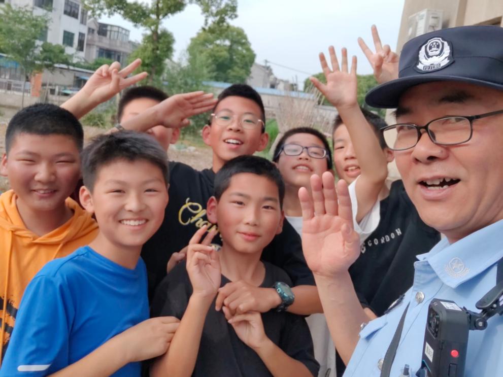 小学生发现罂粟报警被奖期末试卷,小学生发现罂粟获暖心表彰