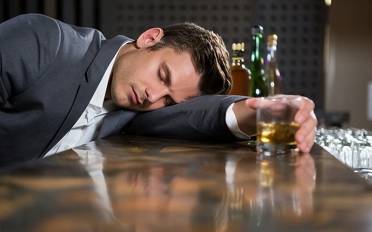 吃晚饭喝点白酒对身体有伤害吗,晚餐喝白酒对身体有什么好处