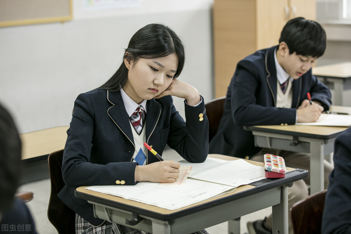 大学在校生可以考教资嘛,大学在校生能考公务员吗