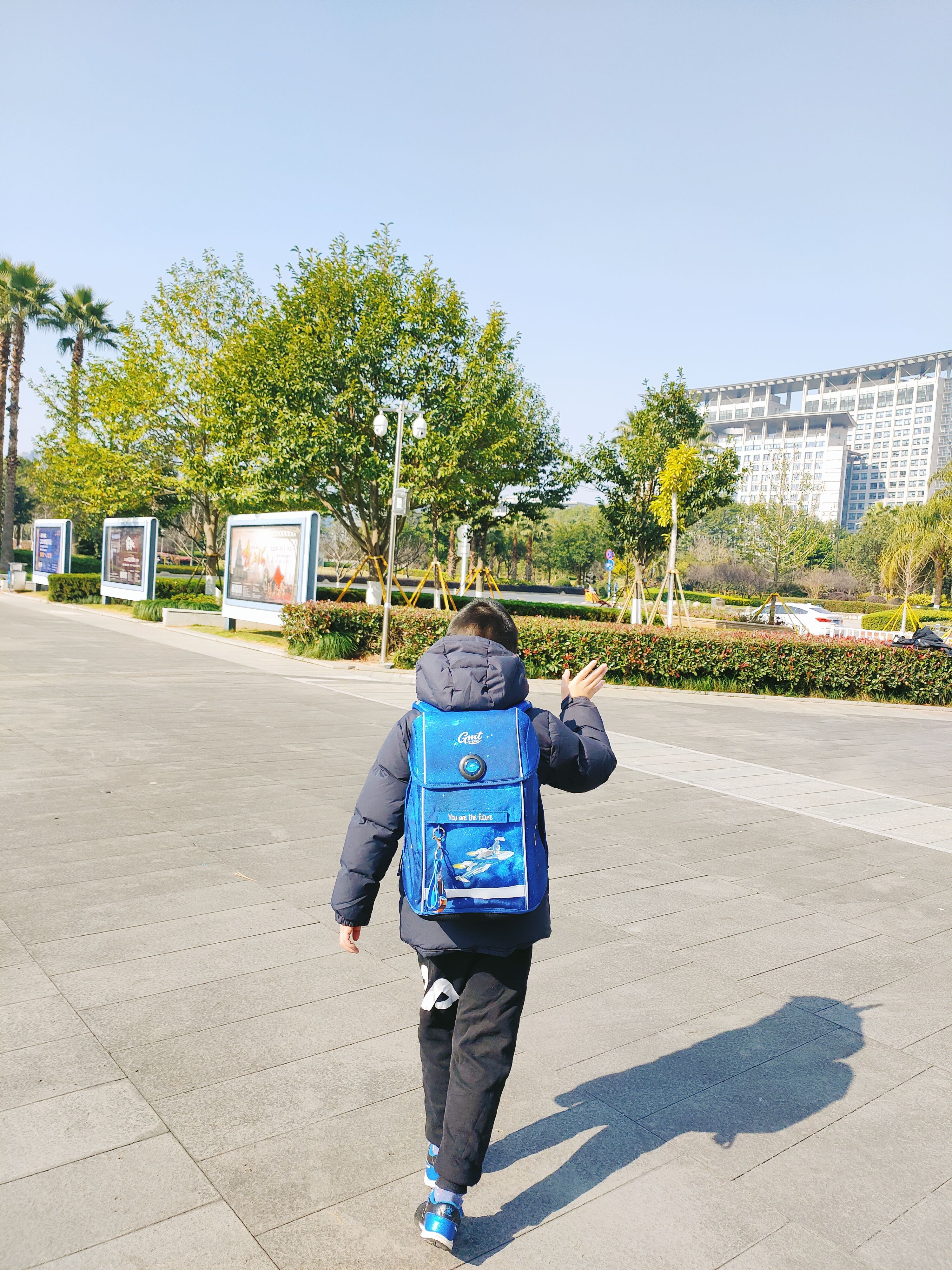 既轻便又实用的小学生书包,学生单肩书包推荐简单