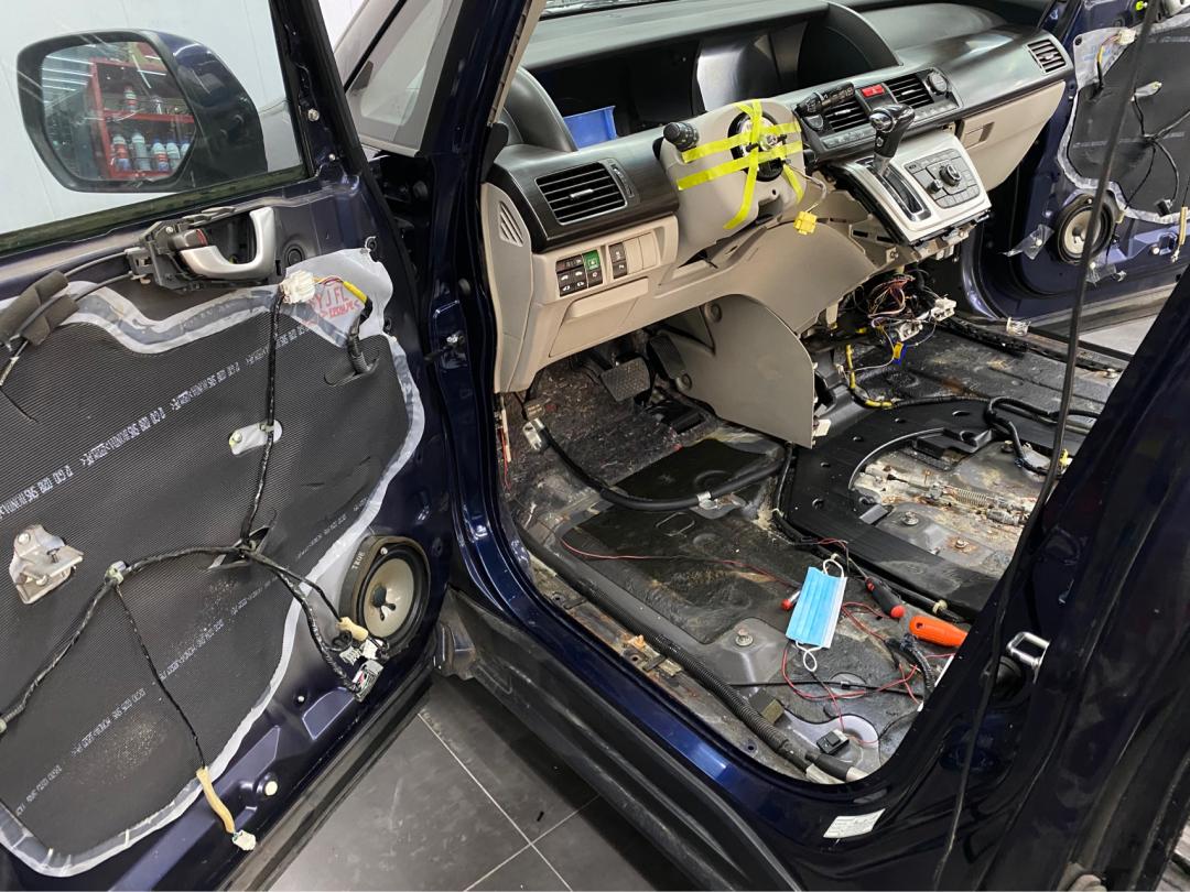 老款艾力绅二手车修复,老车翻新艾力绅