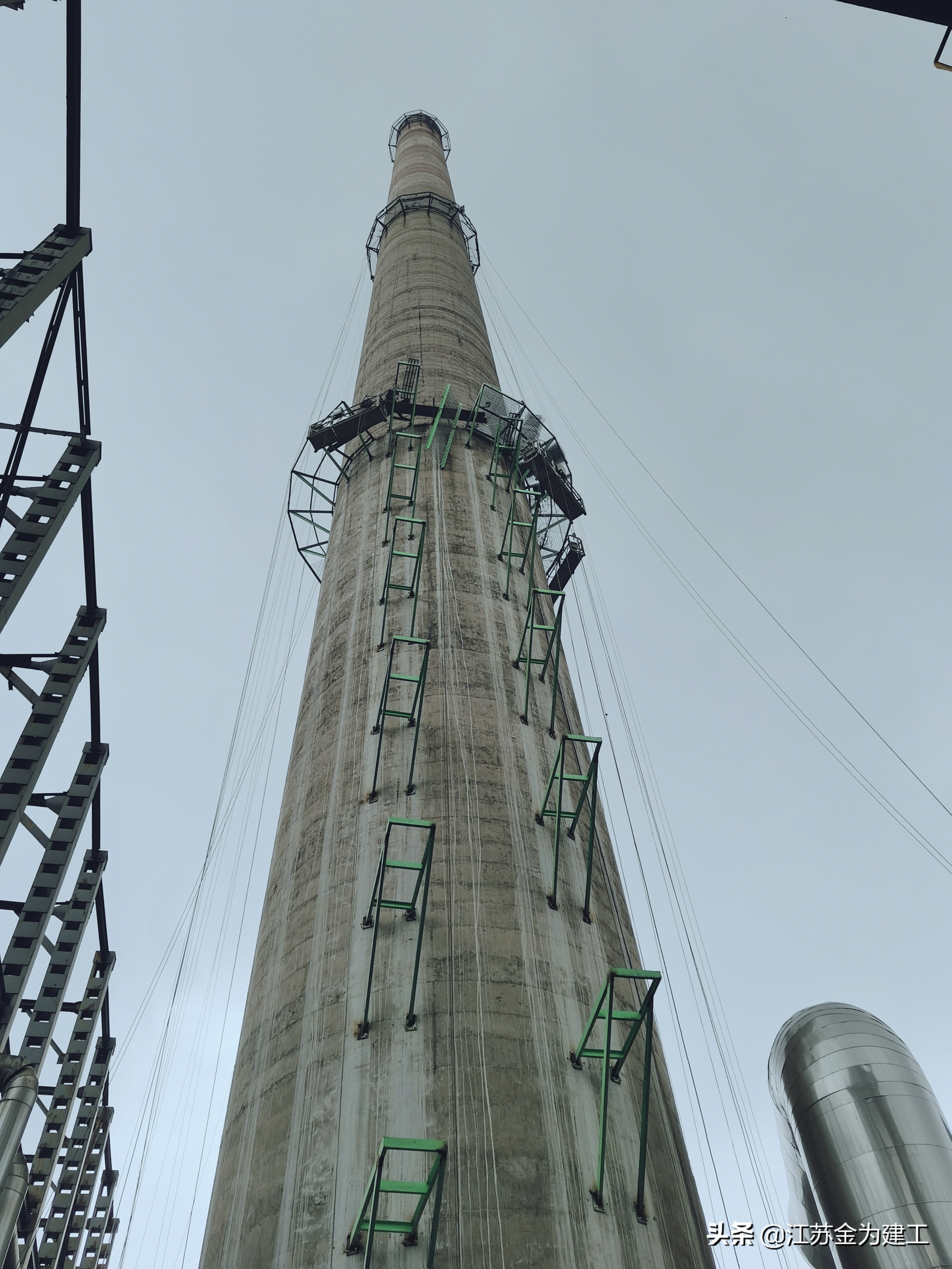 水泥烟囱旋转爬梯安装的操作步骤,水泥烟囱安装转梯平台