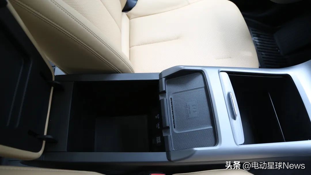 十万出头新能源吉利银河l6,吉利银河l6龙腾版125kmplus油耗