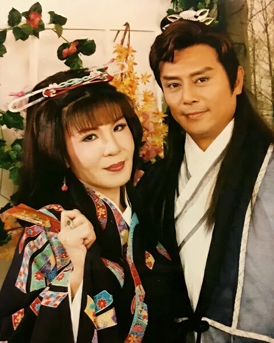 富婆为圆明星梦出资找小鲜肉演情侣？开机时男主一脸“生无可恋”