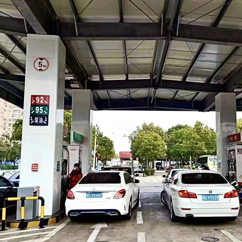 奔驰车油箱剩多少油再加油合适,奔驰glb200油箱剩多少加油合适