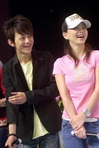 17年努力护着4个兄弟姐妹，最后却都离他而去，何炅老了，也累了