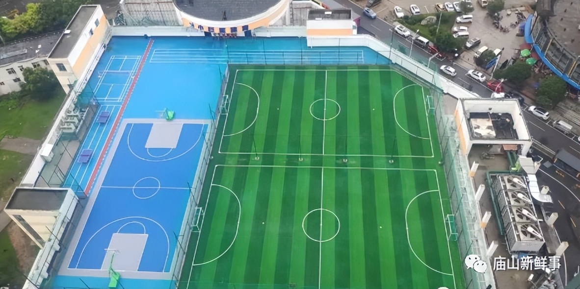 江夏庙山这两大商业体的楼顶，建起了体育运动场馆