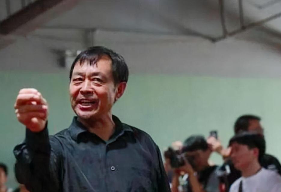 拿海鲜喂鸡、20秒36万进账，网红这一职业，真就“钱”途无量？