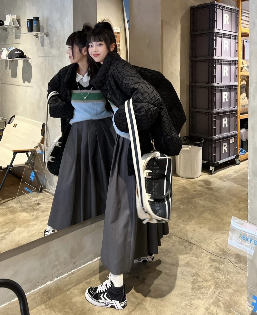 冬季流行鱼尾裙短款羽绒服穿搭,深色羽绒服搭配什么色的半身裙