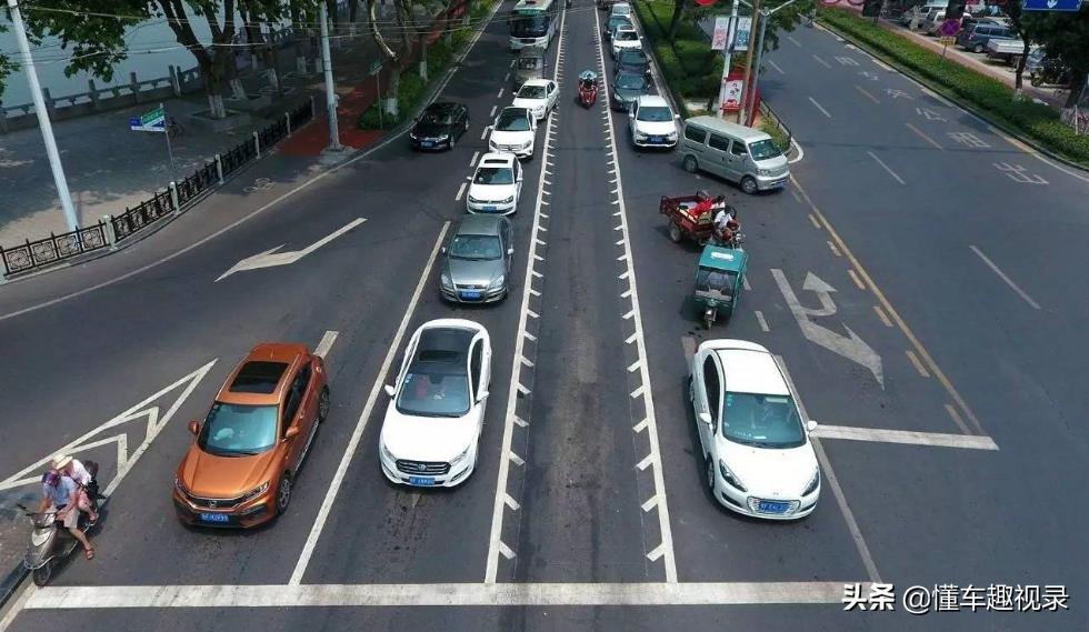 开车看到带锯齿的车道一定要小心,开车遇到锯齿车道怎么解决