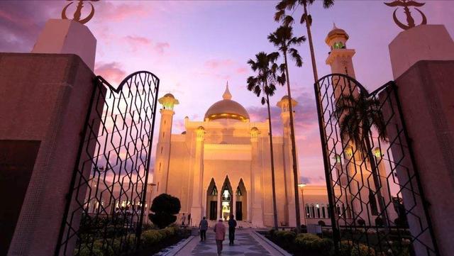 “国王富得流油，居民躺着分钱”，文莱究竟是一个怎样的国家？