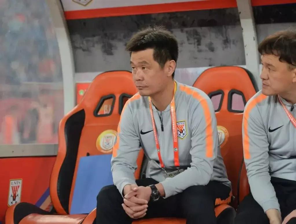 李霄鹏履新国足主帅,李霄鹏出任中国主教练