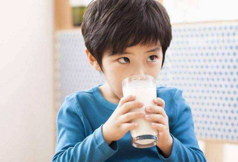 为何我们的娃没欧美的孩子腿直呢？有三类不好的习惯需要纠正