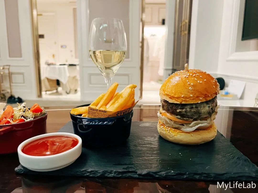 在3000+一晚的酒店吃泡面，澳门半日游耗尽电量...这个春节不一般