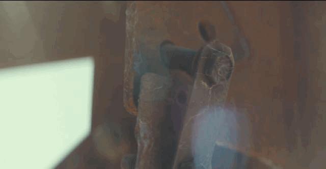 前半段手心冒汗，后半程反转不断，刺激之后，另有深意