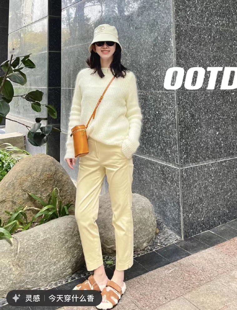 浅黄色裤子搭配什么色上衣好看,黄色裤子搭配什么颜色上衣高级感
