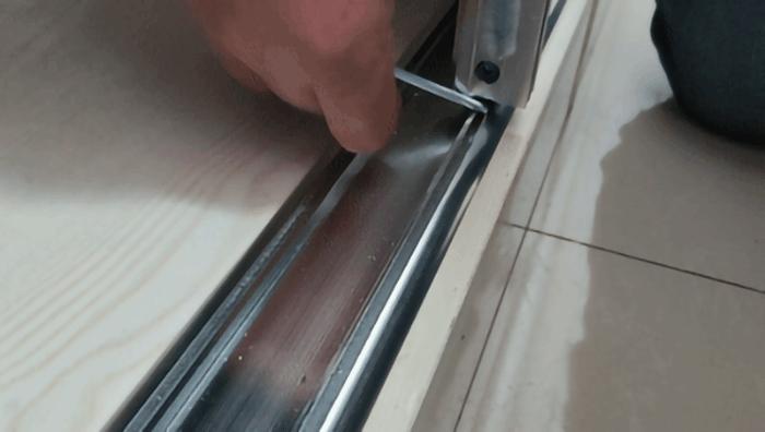 推拉窗长期不用拉不开怎么办,老式推拉门窗关不严怎么调整