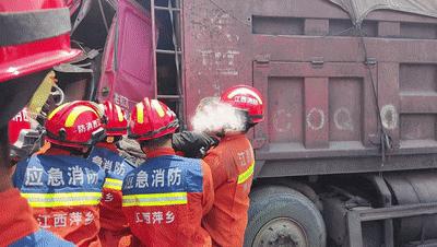 萍乡两车相撞车头撞得稀巴烂视频,两车相撞紧急救援视频