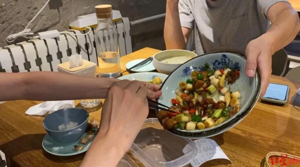 越来越多中国人热衷打包剩菜用国货，因为穷吗？务实的背后是自信