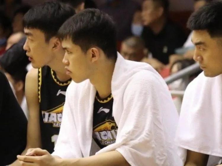 新赛季CBA白皮书出炉,看看哪些球员换了籍贯