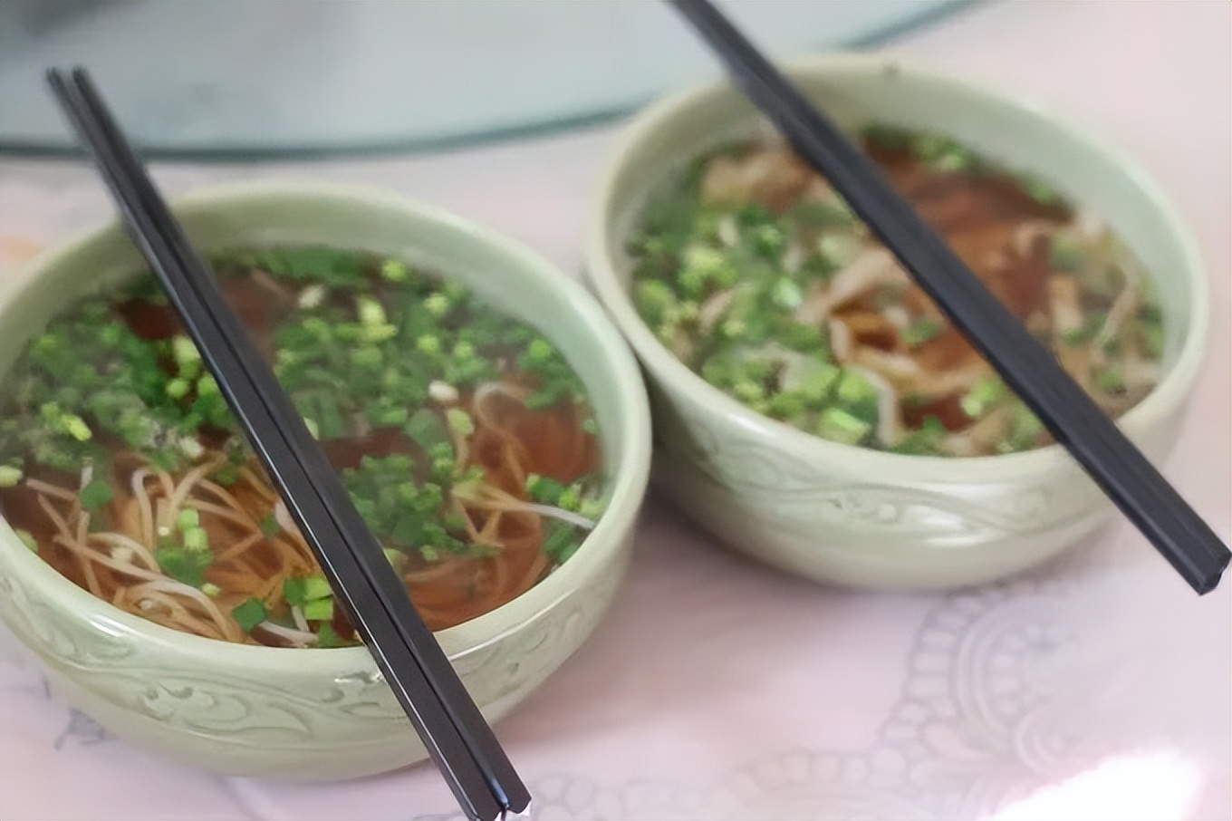 药王故里美丽铜川,踢着足球骑摩托