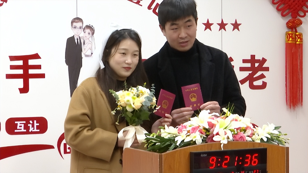 宾阳520婚姻登记处排长龙领证,百色婚姻登记处迎来领证小高峰