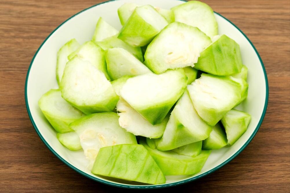 炒丝瓜，出水太多怎么办？只用记住1招，清爽不出水，鲜香又翠绿