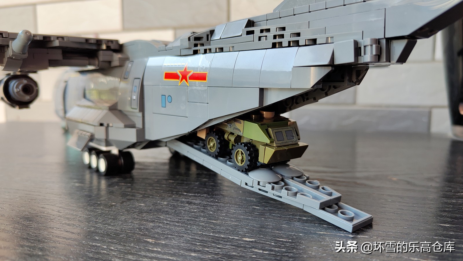 森宝积木6800a拼装视频,胖妞100个积木拼一个超大的机器人