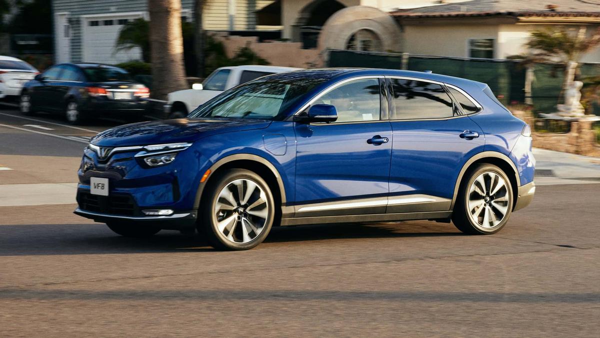 越南电动车vinfast试驾,美国车评人评价越南vinfast电车