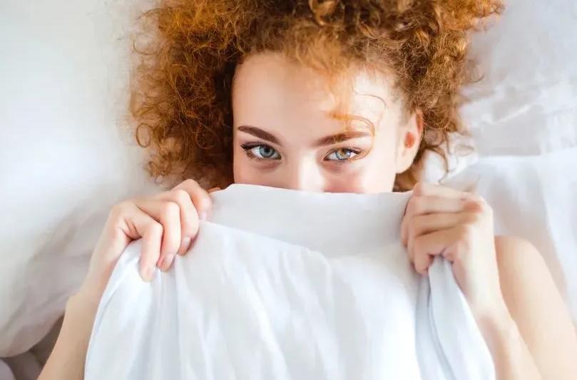 女性女裤有黄尿渍正常吗,女性裤头上带有褐色血渍什么原因