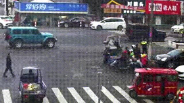 外卖小哥在十字路口执勤,外卖小哥带着孩子送外卖警察帮忙