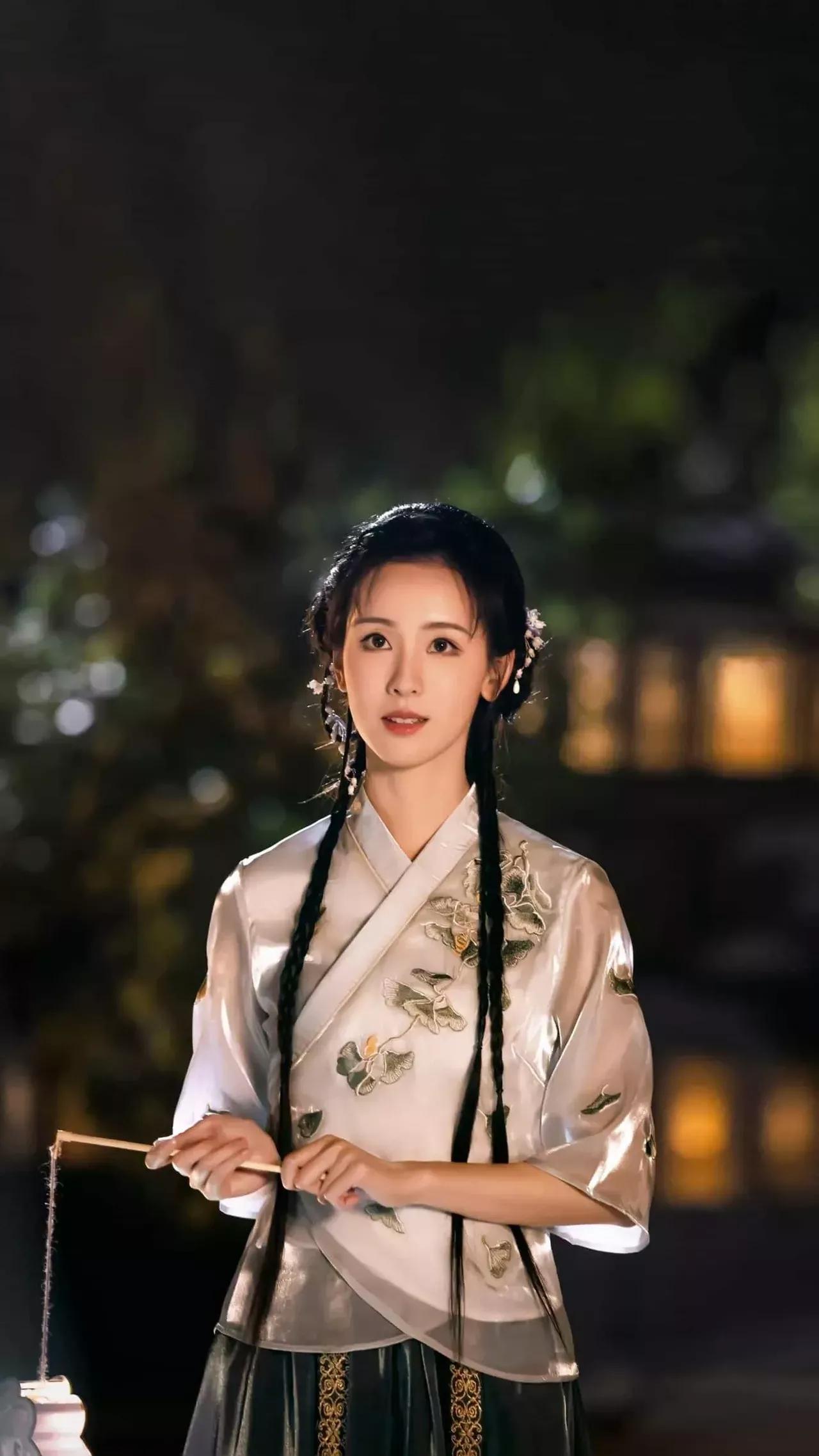 俏丽若三春之桃什么意思以及造句,俏丽如三春之桃清素如九秋之菊