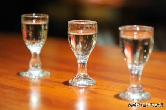 怪事！大批外国游客涌入四川，表面看似旅游，实则是盯上了白酒