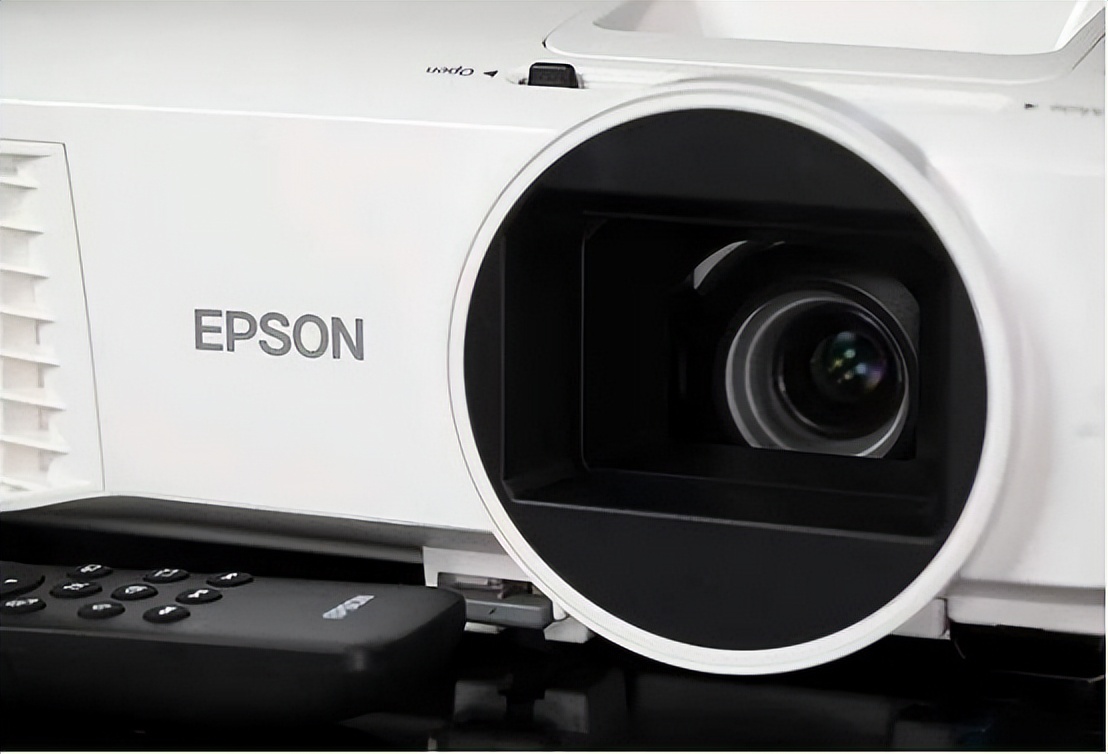 买投影仪要买什么样的投影仪最好,爱普生投影仪与极米投影仪测评